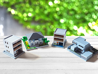 4つの小さな家の模型